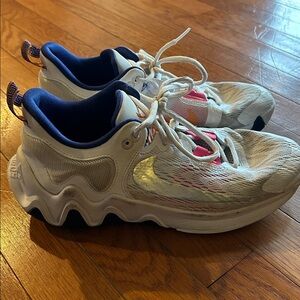 Nike youth Sz 7 Giannis Immortality 2. Court shoes Basketball Volleyball